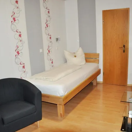 Liederhalle Гостевой дом Ален