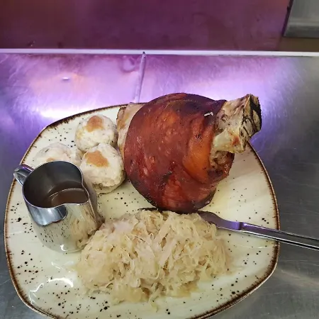 Liederhalle Гостевой дом Ален